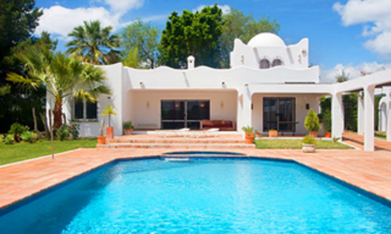 Villa met grote tuin te koop tussen Marbella en Estepona 1