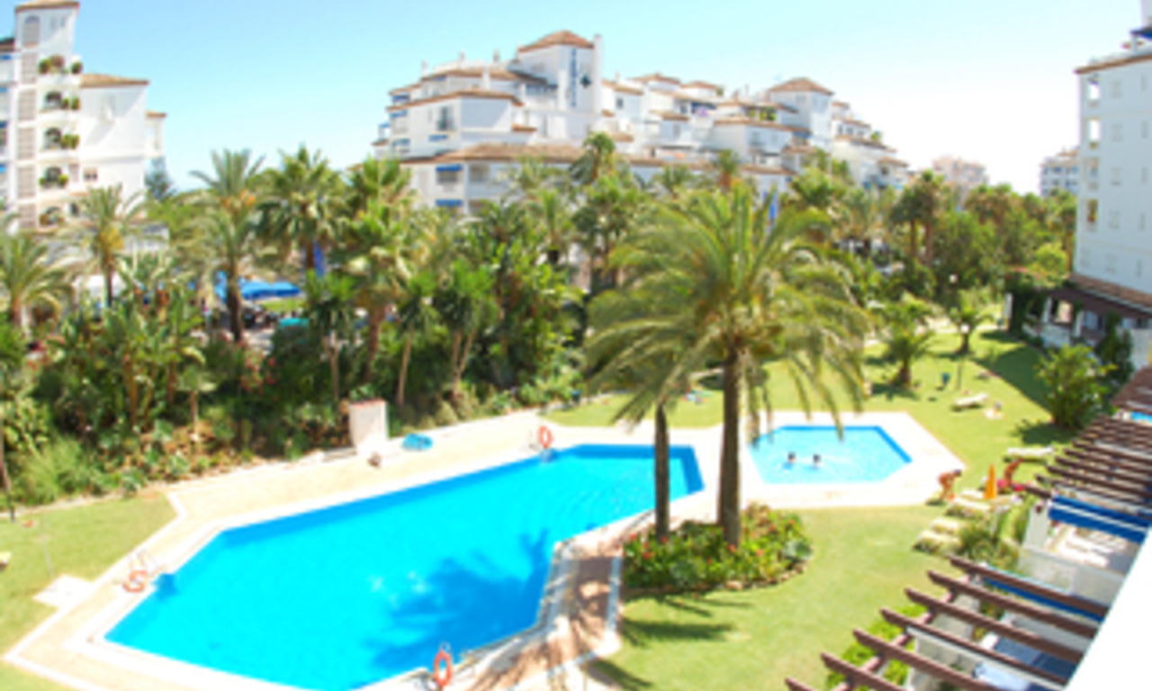 Beachside appartement te koop in Playas del Duque, Puerto Banus, Marbella 1