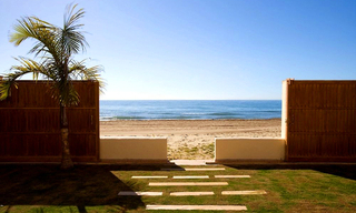 Beachfront villa te koop in Marbella east - oost, met directe toegang tot het strand, Costa del Sol 1