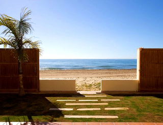 Beachfront villa te koop in Marbella east - oost, met directe toegang tot het strand, Costa del Sol