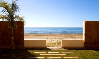 Beachfront villa te koop in Marbella east - oost, met directe toegang tot het strand, Costa del Sol 0