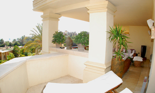 Luxe beachfront appartement te koop in Puerto Banus - Marbella 8