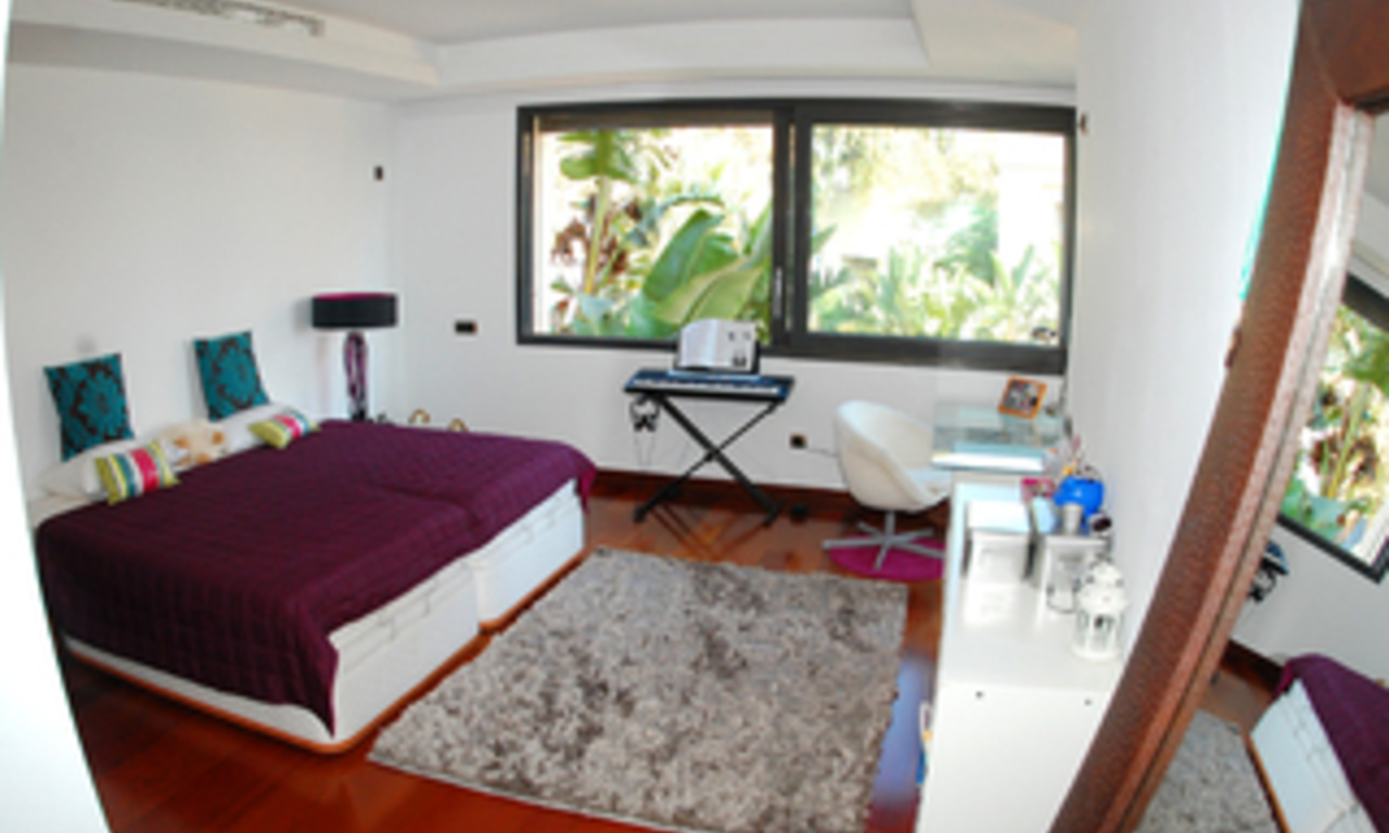 Luxe beachfront appartement te koop in Puerto Banus - Marbella 19