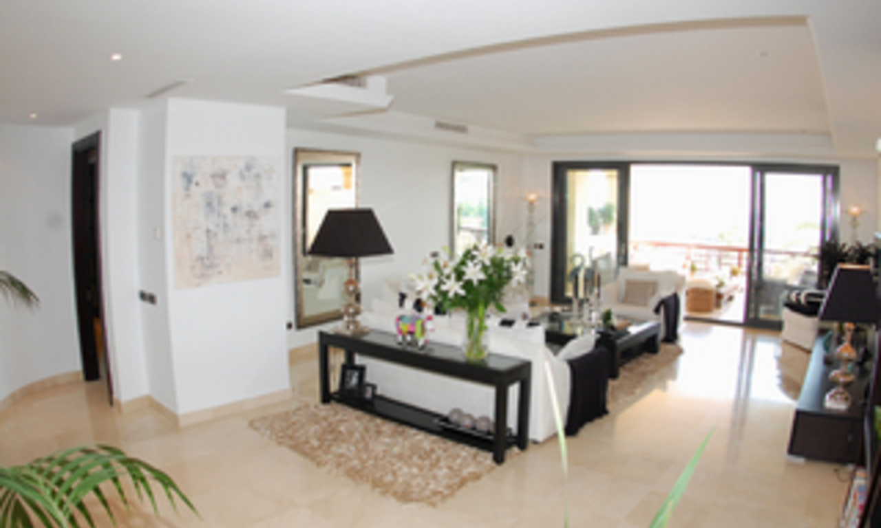 Luxe beachfront appartement te koop in Puerto Banus - Marbella 14