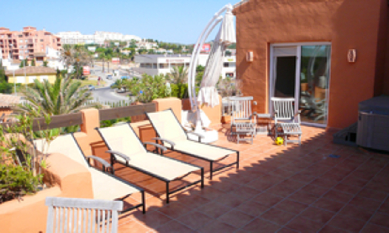 Beachfront penthouse appartement te koop in La Duquesa, Costa del Sol, Spanje. 5