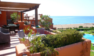 Beachfront penthouse appartement te koop in La Duquesa, Costa del Sol, Spanje. 7