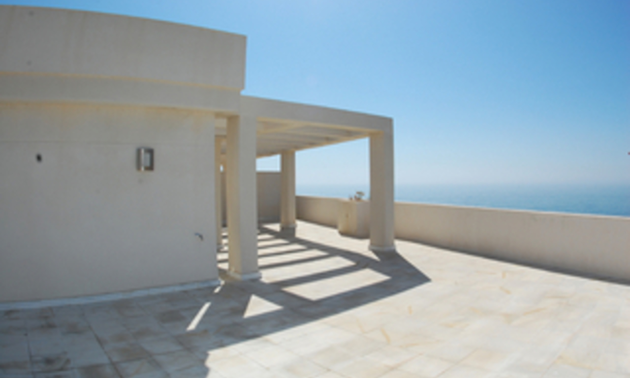 Nieuw Beachfront penthouse te koop, aan de boulevard centrum Estepona - Costa del Sol 0
