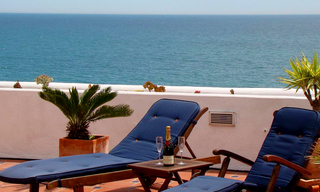 Beachfront penthouse appartement te koop in Estepona 0