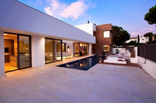 Nieuwe moderne villa te koop op de Gouden Mijl te Marbella