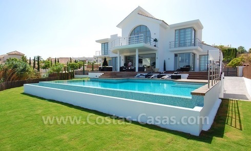 Spoedverkoop - Moderne nieuwe villa te koop op een exclusief golfresort tussen Marbella, Benahavis en Estepona 