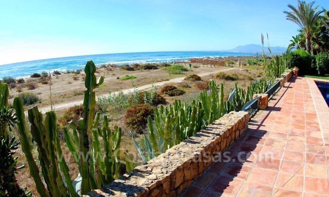 Exclusieve Beachfront villa te koop, eerste lijn strand, Bahia de Marbella – Los Monteros te Marbella 2