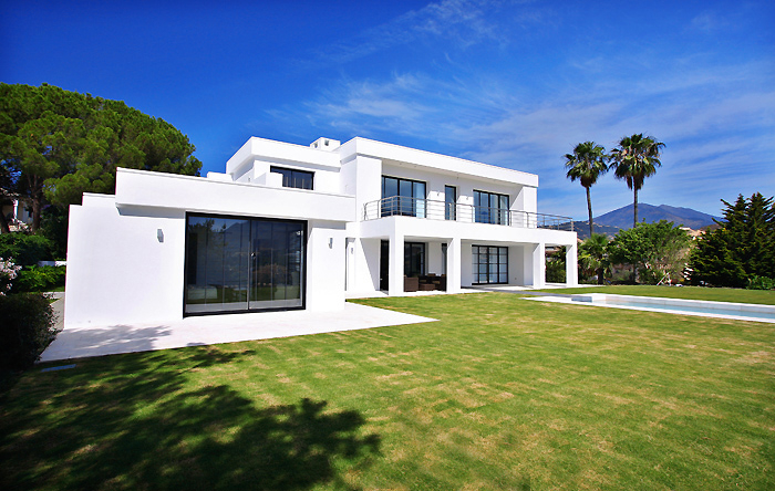 Marbella villa for sale: Frontline golf, moderne villa te koop in Nueva Andalucia - Marbella