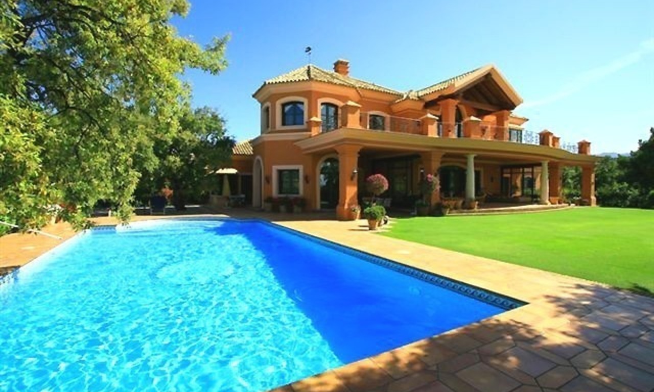 Luxueuze villa te koop, gated secure golf resort, Marbella Benahavis Costa del Sol 1