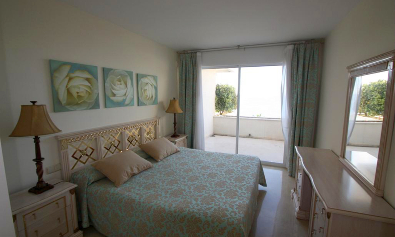 Estepona New Golden Mile: beachfront penthouse te koop 5