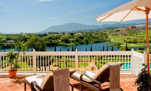 Frontline golf appartement en penthouse te koop in Golfresort Marbella - Benahavis - Estepona 