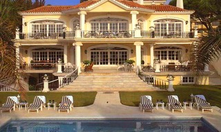 Exclusive beachfront Villa te koop, eerste lijn strand te Puerto Banus - Marbella 0