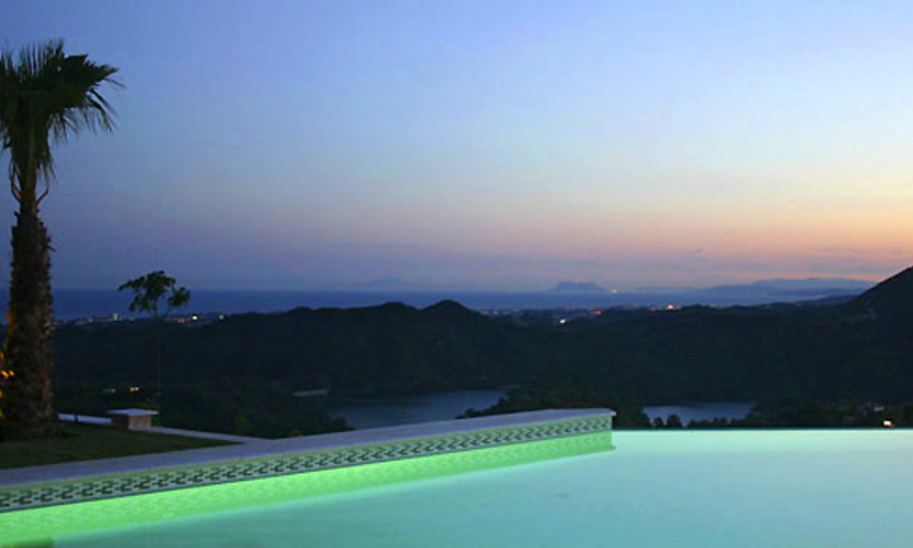 Exclusieve luxe villa te koop in Marbella op een groot privaat perceel met panoramisch uitzicht 20