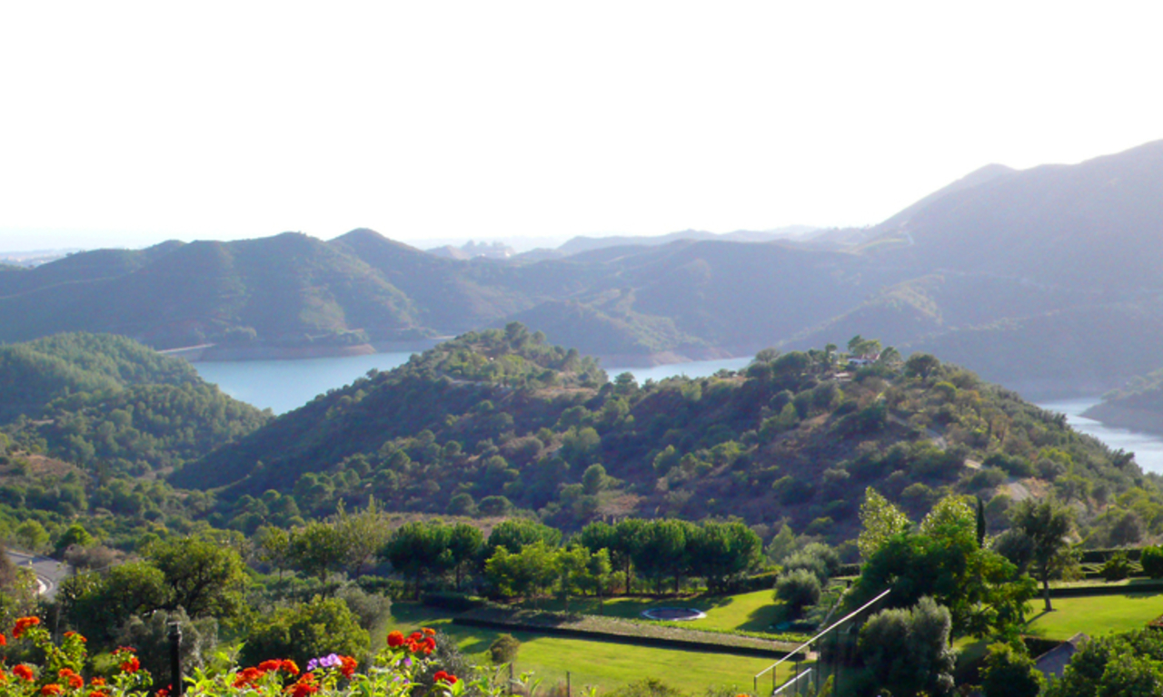 Exclusieve luxe villa te koop in Marbella op een groot privaat perceel met panoramisch uitzicht 4