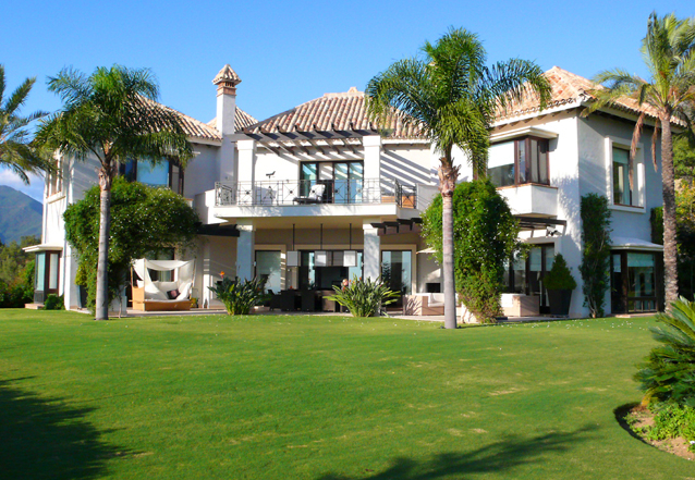 Exclusieve luxe villa te koop in Marbella op een groot privaat perceel met panoramisch uitzicht