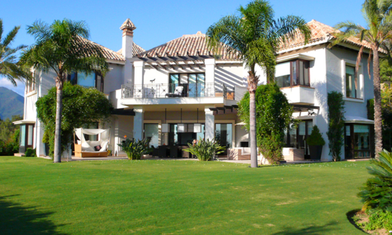 Exclusieve luxe villa te koop in Marbella op een groot privaat perceel met panoramisch uitzicht 0