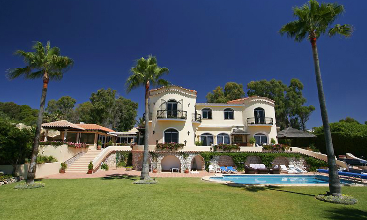 Beachfront villa te koop, eerstelijnstrand te Marbella 0