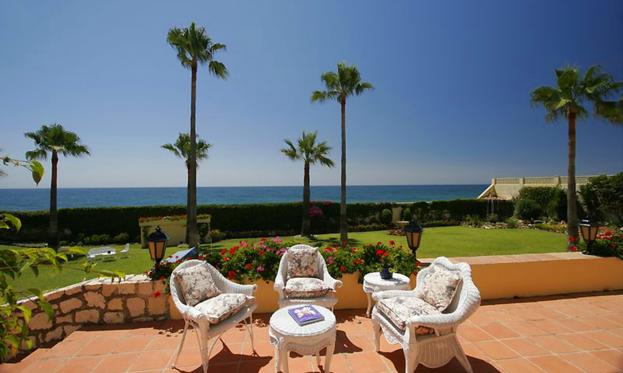 Beachfront villa te koop, eerstelijnstrand te Marbella 1