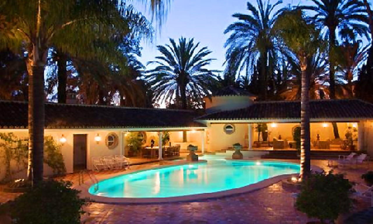 Beachfront villa te koop, eerstelijnstrand, Los Monteros Playa, Marbella 21