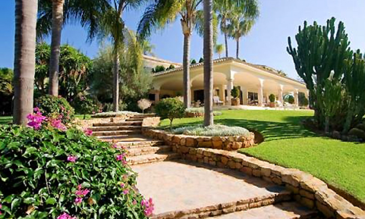 Beachfront villa te koop, eerstelijnstrand, Los Monteros Playa, Marbella 2