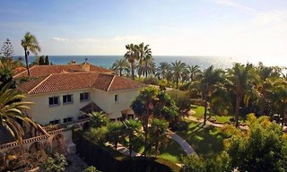 Beachfront villa te koop, eerstelijnstrand, Los Monteros Playa, Marbella 0