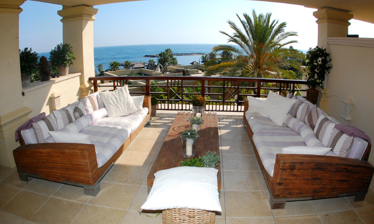 Luxe beachfront appartement te koop in Puerto Banus - Marbella 0