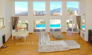 Luxe villa in moderne stijl te koop in Marbella 0