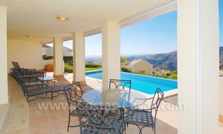 Luxe villa in moderne stijl te koop in Marbella 21