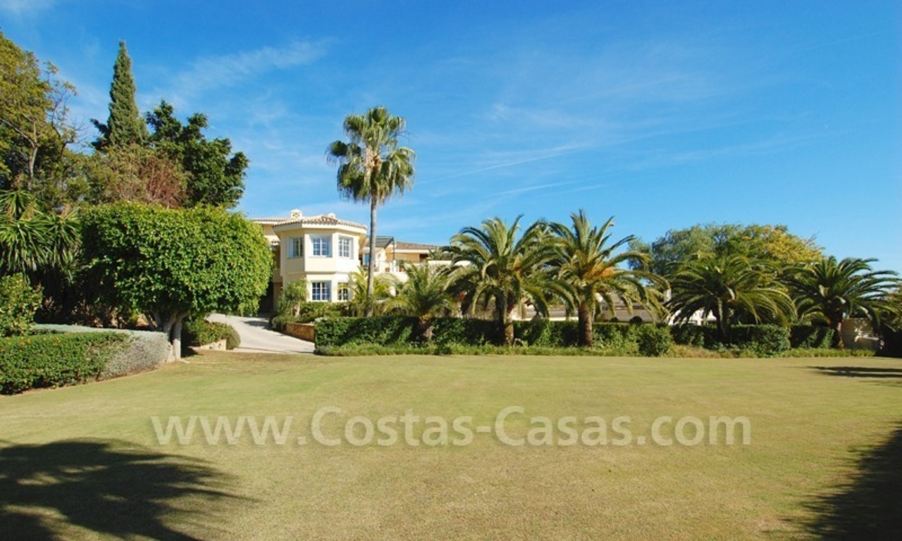 Exclusieve villa te koop, prestigieuze urbanisatie, Marbella – Benahavis, met een spectaculair panoramisch uitzicht 14