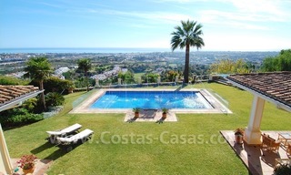 Exclusieve villa te koop, prestigieuze urbanisatie, Marbella – Benahavis, met een spectaculair panoramisch uitzicht 11