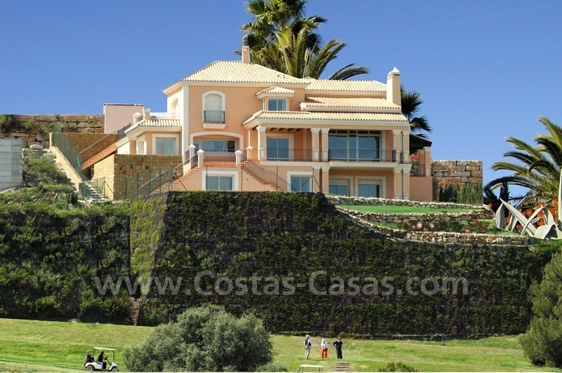 Luxueuze frontline golf villa te koop, Marbella – Benahavis, met panoramisch zicht over de golfbaan, zee en bergen