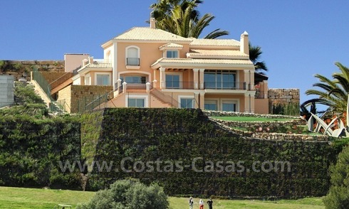 Luxueuze frontline golf villa te koop, Marbella – Benahavis, met panoramisch zicht over de golfbaan, zee en bergen 