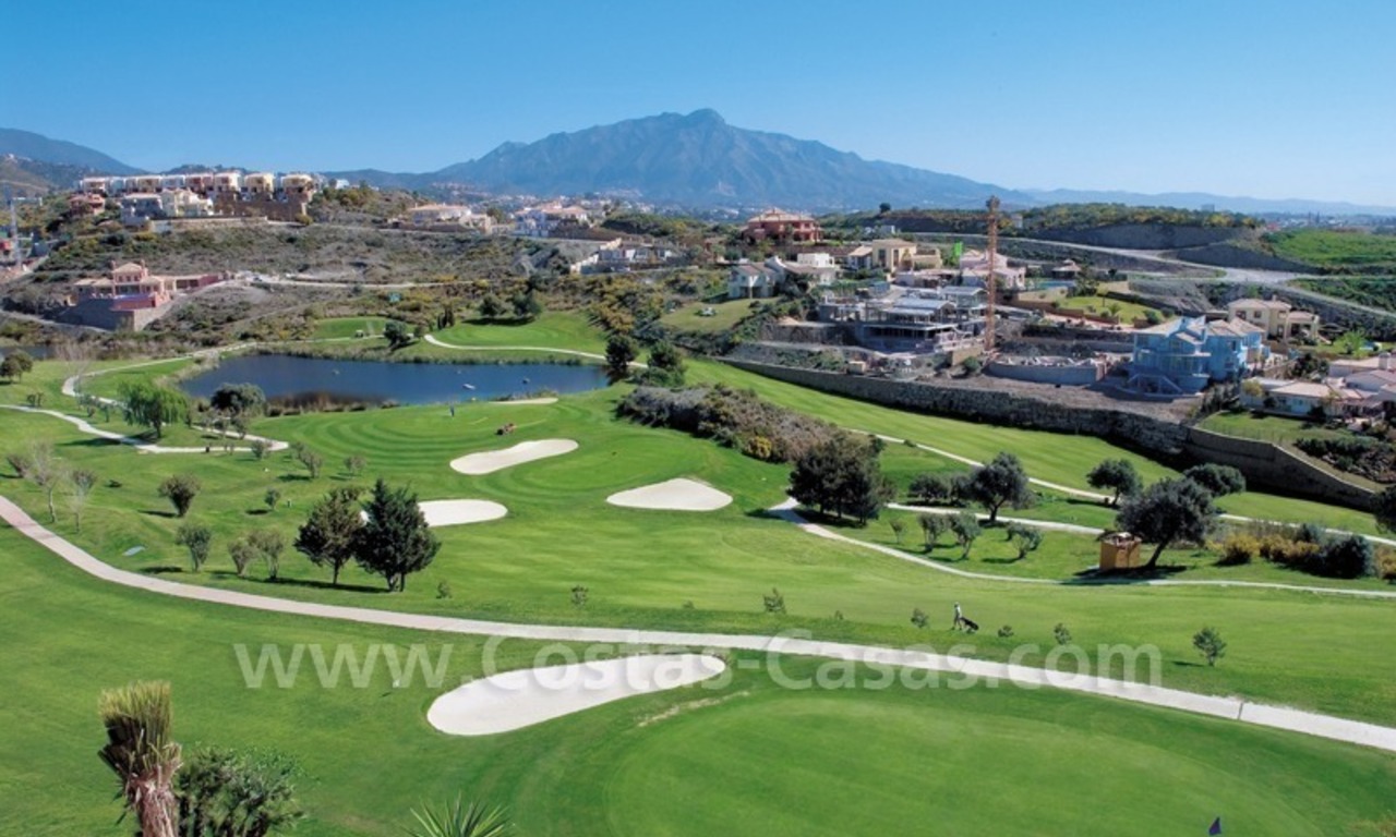Luxueuze frontline golf villa te koop, Marbella – Benahavis, met panoramisch zicht over de golfbaan, zee en bergen 3