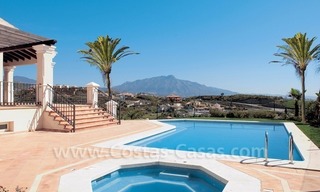 Luxe eerstelijngolf golf koop villa in Marbella - Benahavis met panoramisch zicht over de golfbaan, zee en bergen 2