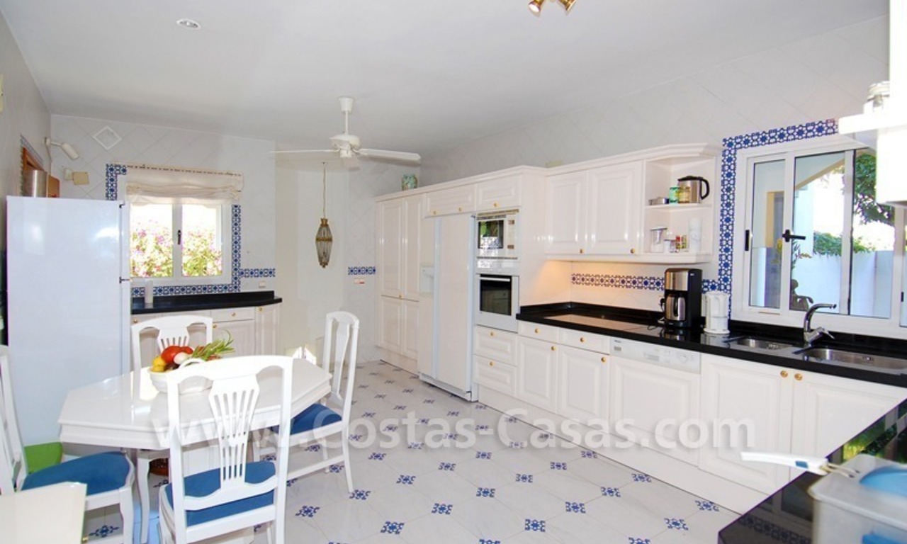 Villa te koop nabij het strand in het gebied tussen Marbella en Estepona 15