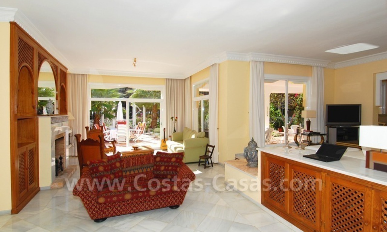 Villa te koop nabij het strand in het gebied tussen Marbella en Estepona 9