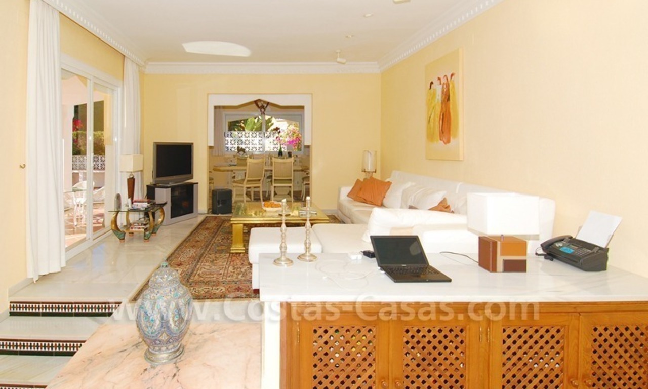 Villa te koop nabij het strand in het gebied tussen Marbella en Estepona 10