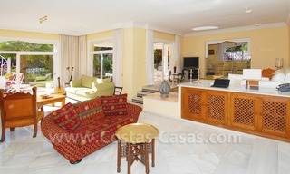 Villa te koop nabij het strand in het gebied tussen Marbella en Estepona 11