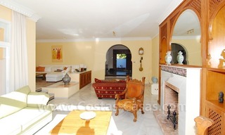 Villa te koop nabij het strand in het gebied tussen Marbella en Estepona 12