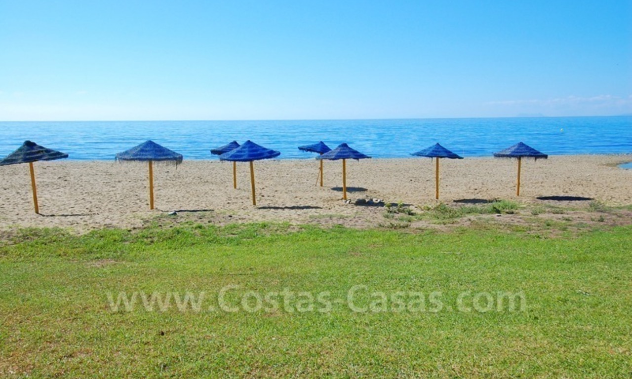 Moderne villa te koop nabij het strand in het gebied tussen Marbella en Estepona 23