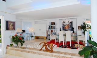 Moderne villa te koop nabij het strand in het gebied tussen Marbella en Estepona 10