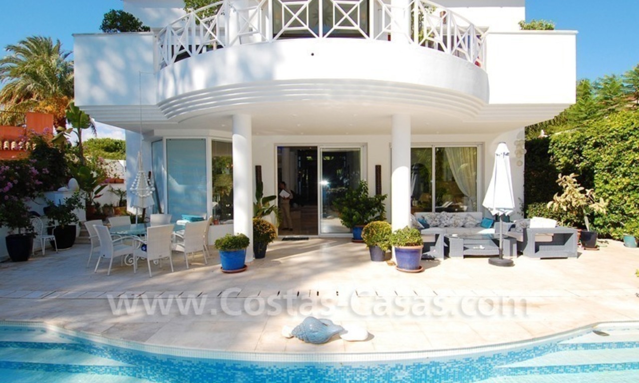 Moderne villa te koop nabij het strand in het gebied tussen Marbella en Estepona 2