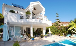 Moderne villa te koop nabij het strand in het gebied tussen Marbella en Estepona 1