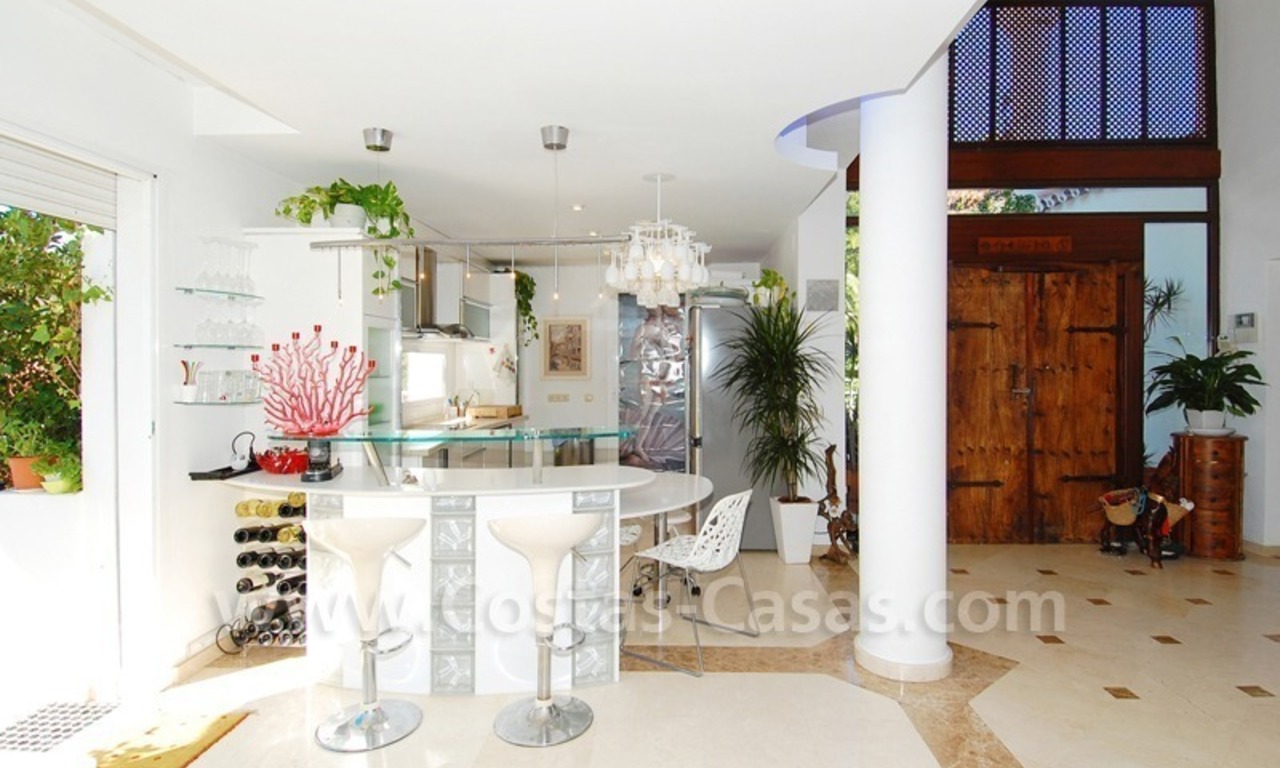 Moderne villa te koop nabij het strand in het gebied tussen Marbella en Estepona 12