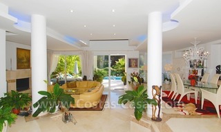 Moderne villa te koop nabij het strand in het gebied tussen Marbella en Estepona 9