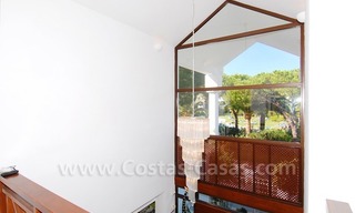 Moderne villa te koop nabij het strand in het gebied tussen Marbella en Estepona 13